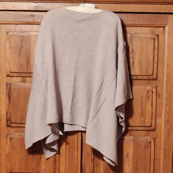 Loft Poncho - Picture 2 of 2